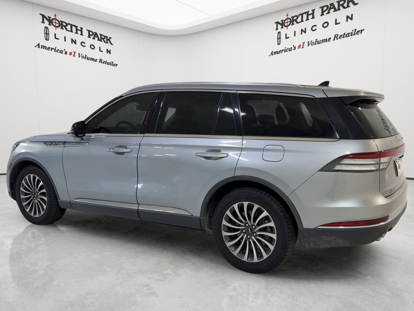 Used 2023 Lincoln Aviator Reserve RWD image 3