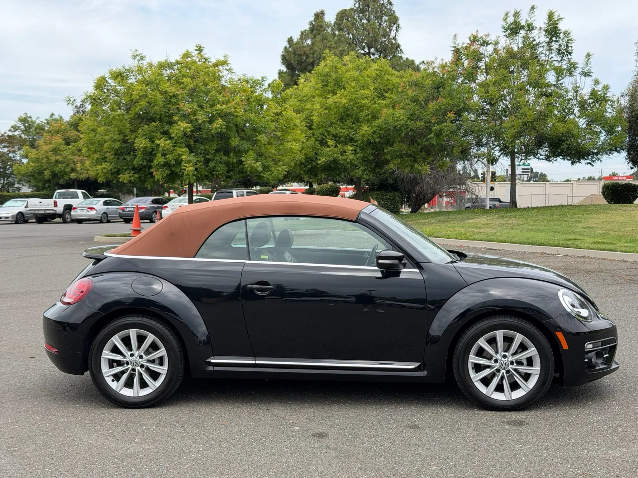 Used 2019 Volkswagen Beetle 2.0T Final Edition SEL FWD image 6