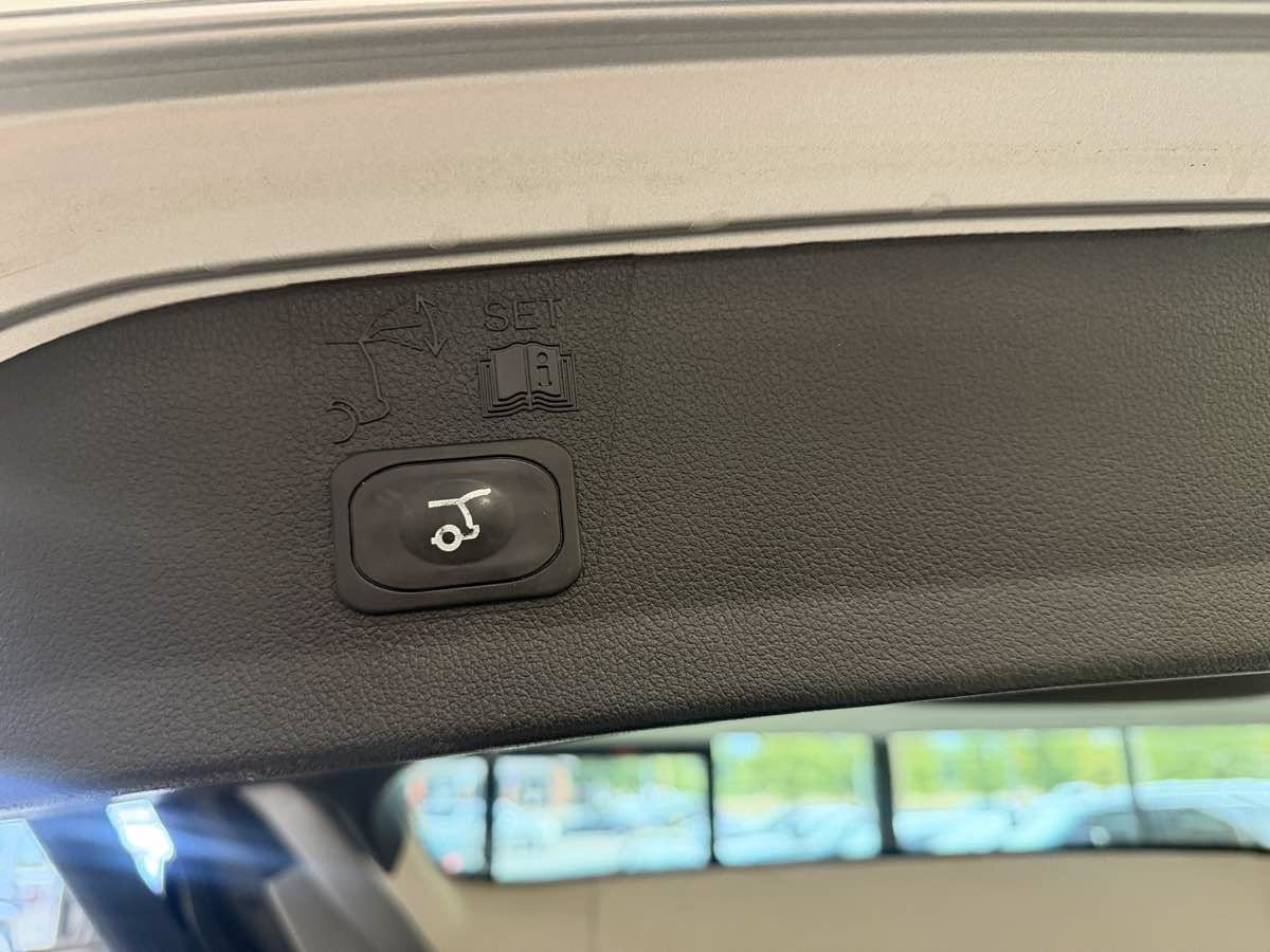 Used 2016 Ford Escape SE w/ SE Leather Comfort Package FWD image 21