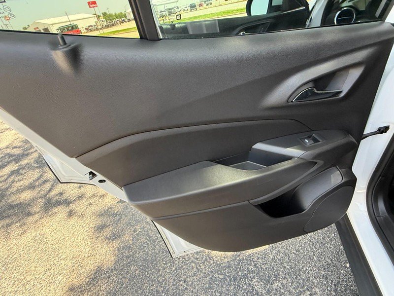 Used 2025 Chevrolet Trax LT w/ LT Convenience Package FWD image 17