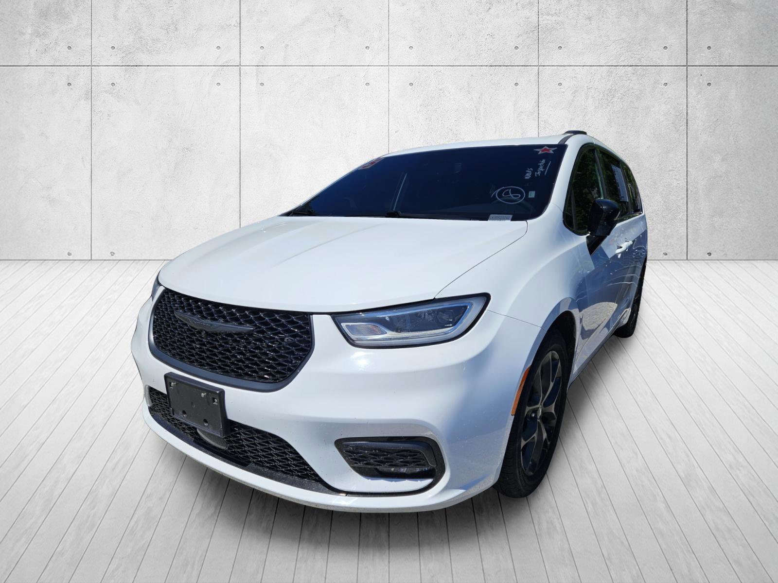 Used 2025 Chrysler Pacifica Limited FWD image 5