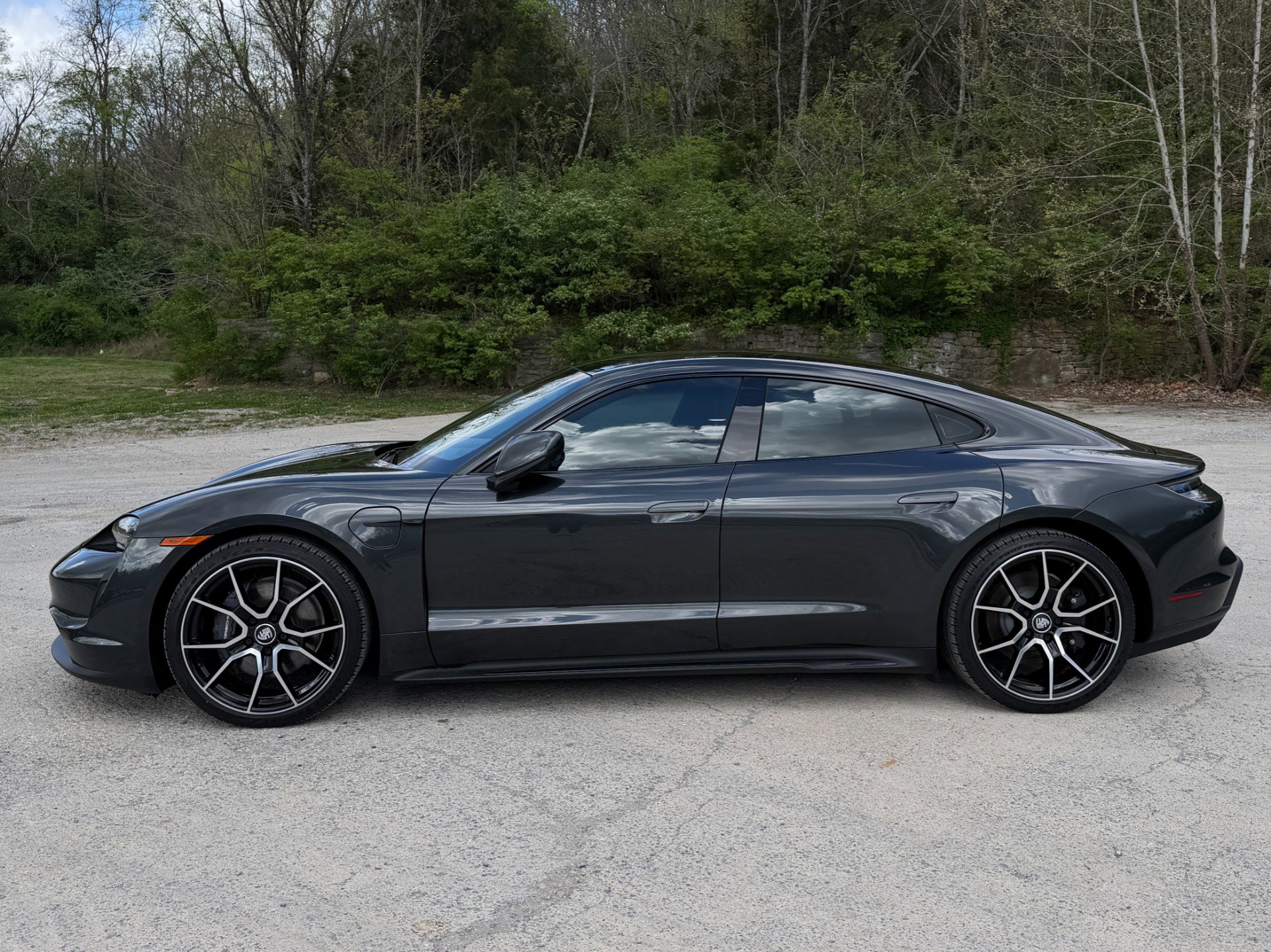 Used 2022 Porsche Taycan image 6