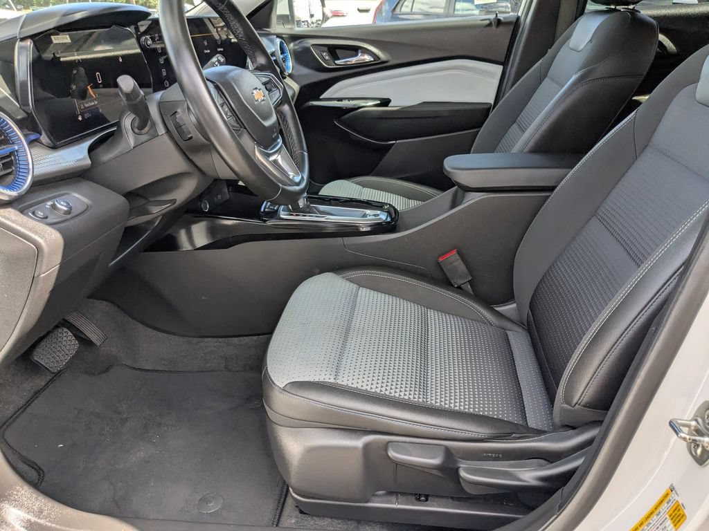 Used 2025 Chevrolet Trax LT w/ LT Convenience Package FWD image 11