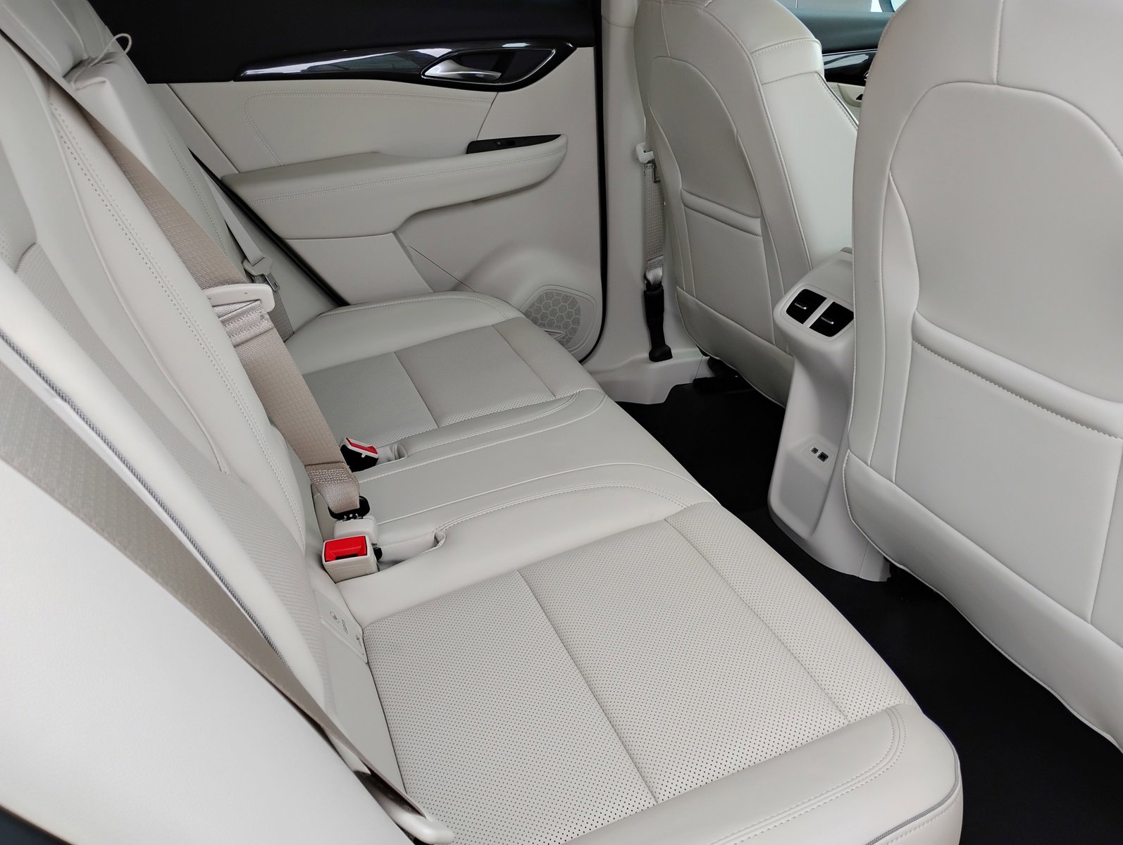 Used 2023 Buick Envision Essence image 19