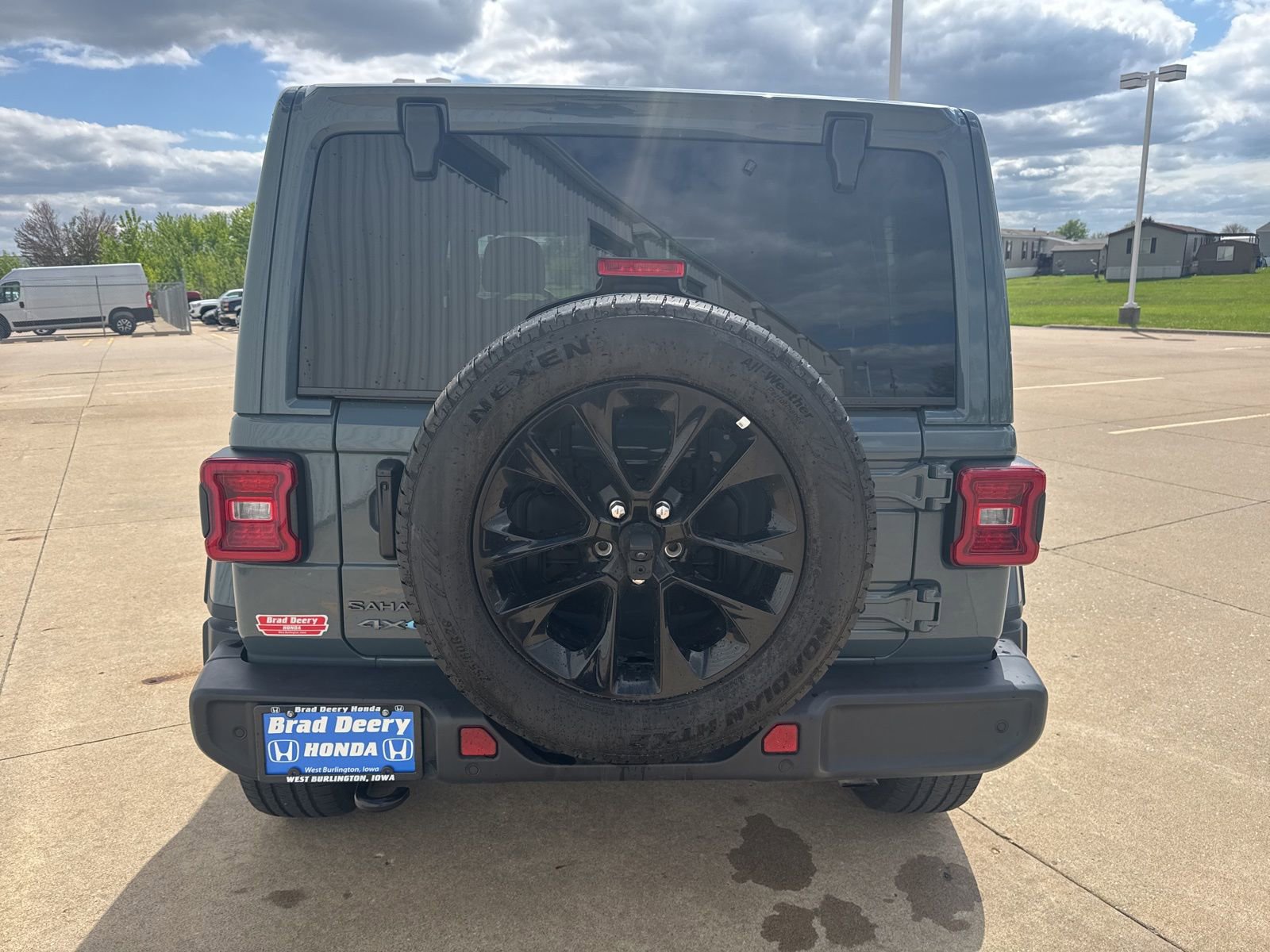 Used 2025 Jeep Wrangler Unlimited Sahara w/ Safety Group AWD/4WD image 8