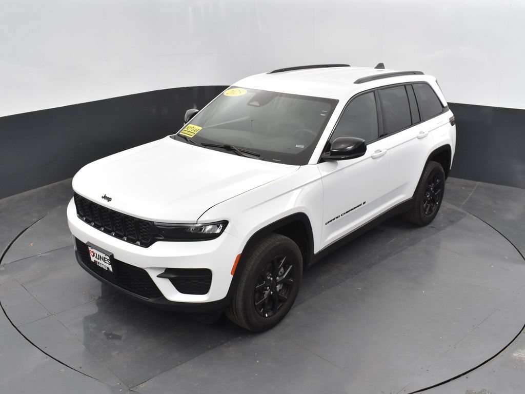 Used 2025 Jeep Grand Cherokee Altitude AWD/4WD image 38