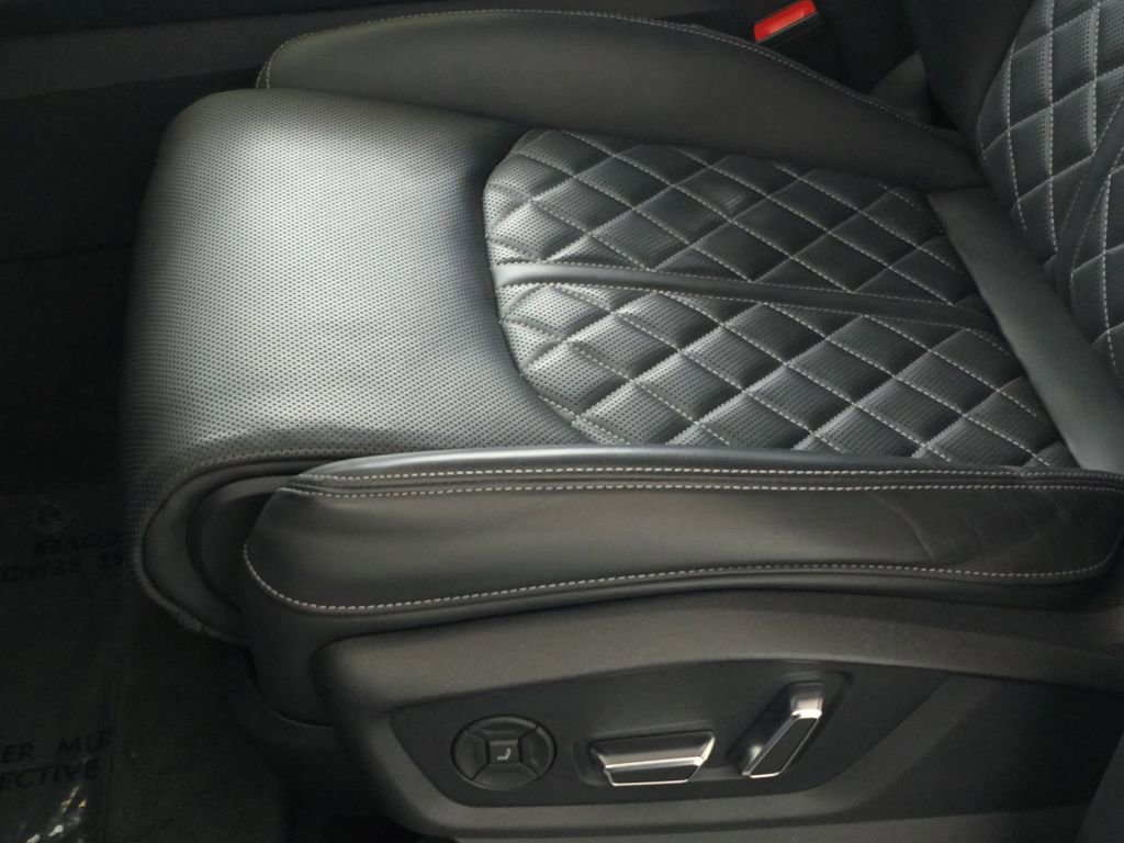Used 2023 Audi SQ7 Prestige AWD/4WD image 31