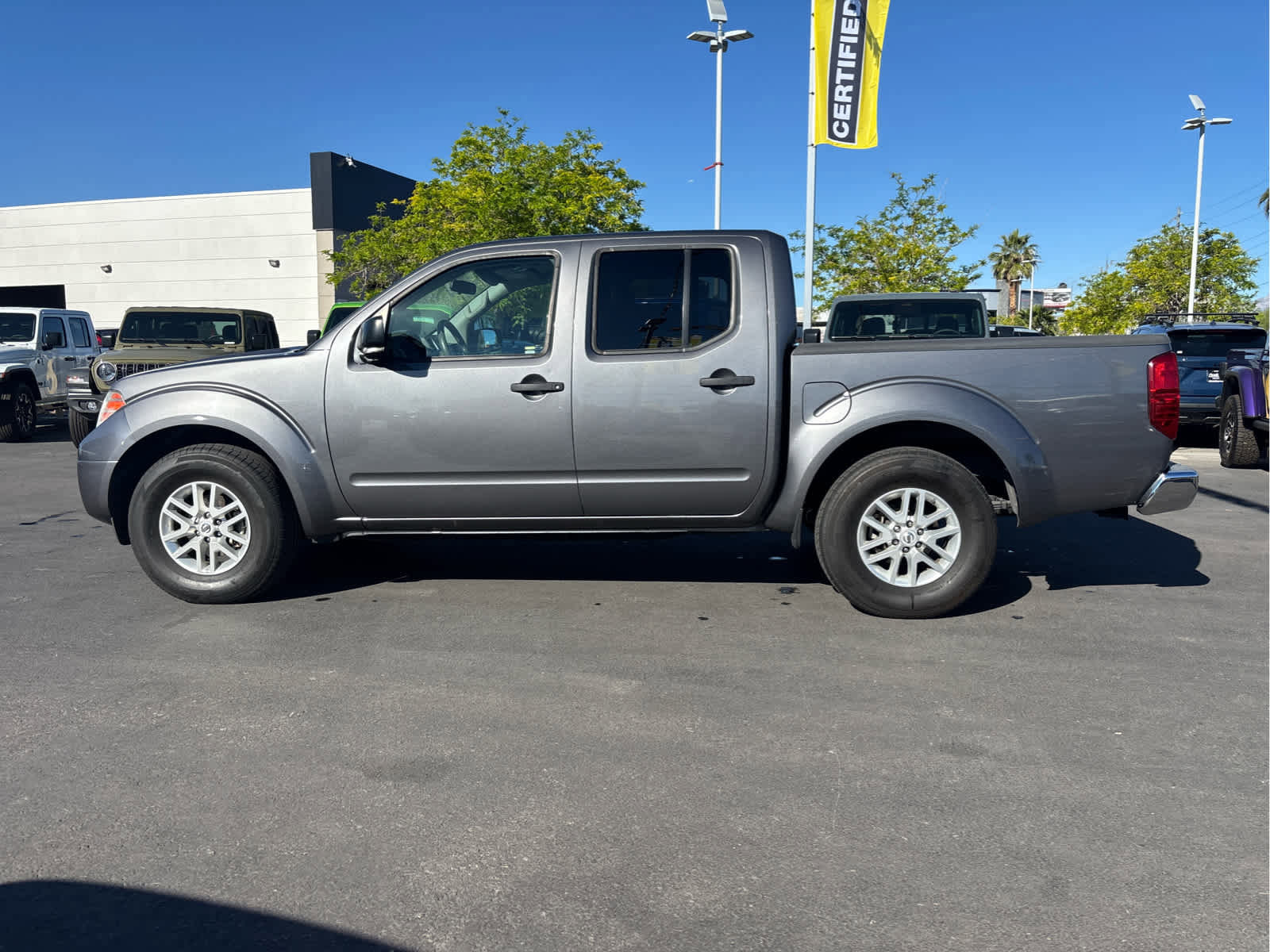 Used 2019 Nissan Frontier SV image 7
