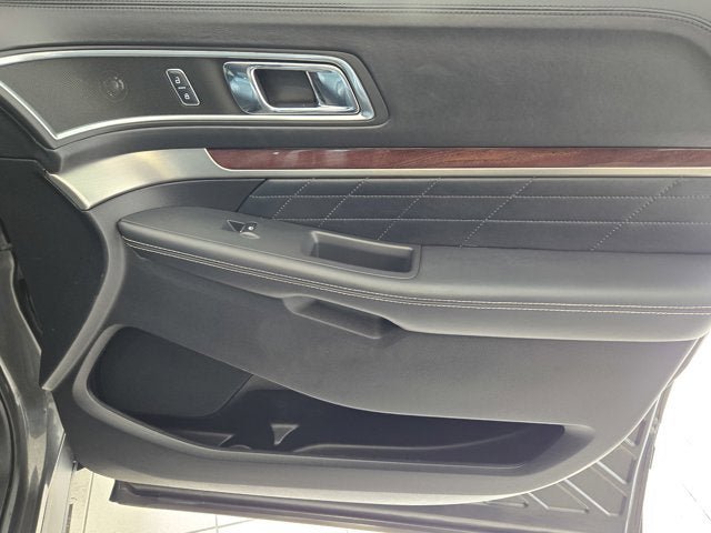 Used 2017 Ford Explorer Platinum image 3