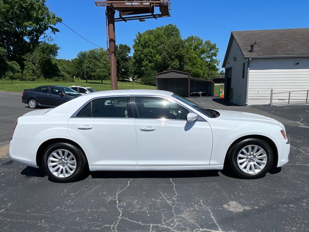 Used 2013 Chrysler 300 RWD image 7