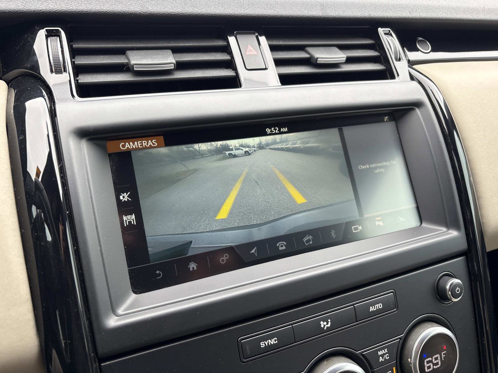 Used 2018 Land Rover Discovery SE image 21