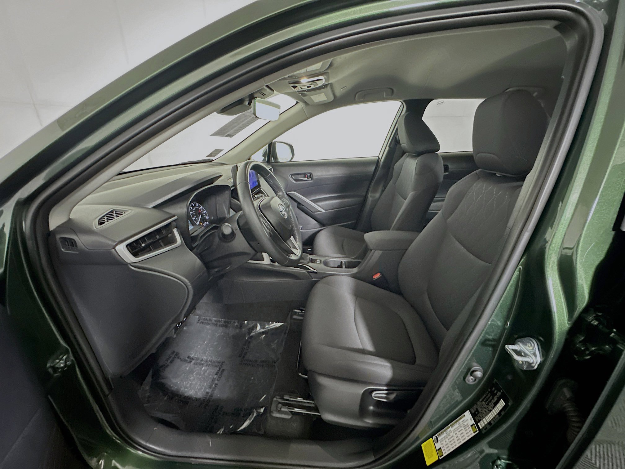 Used 2025 Toyota Corolla Cross LE image 12