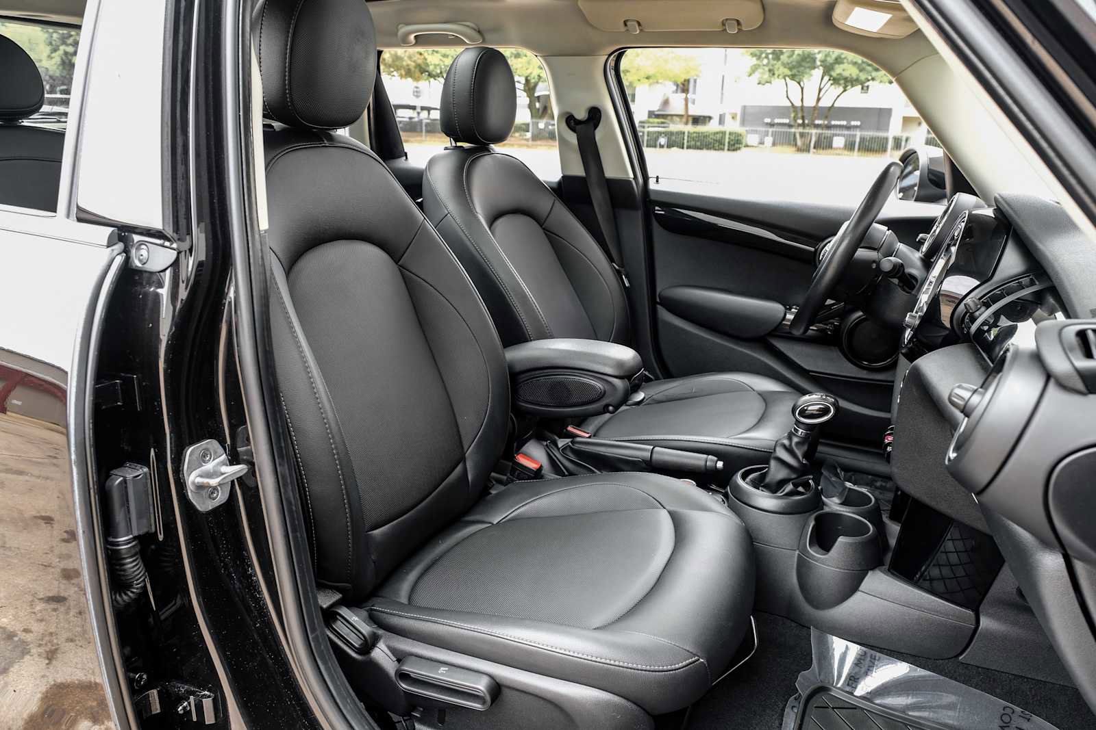 Used 2019 MINI Cooper 4-Door Hardtop image 38