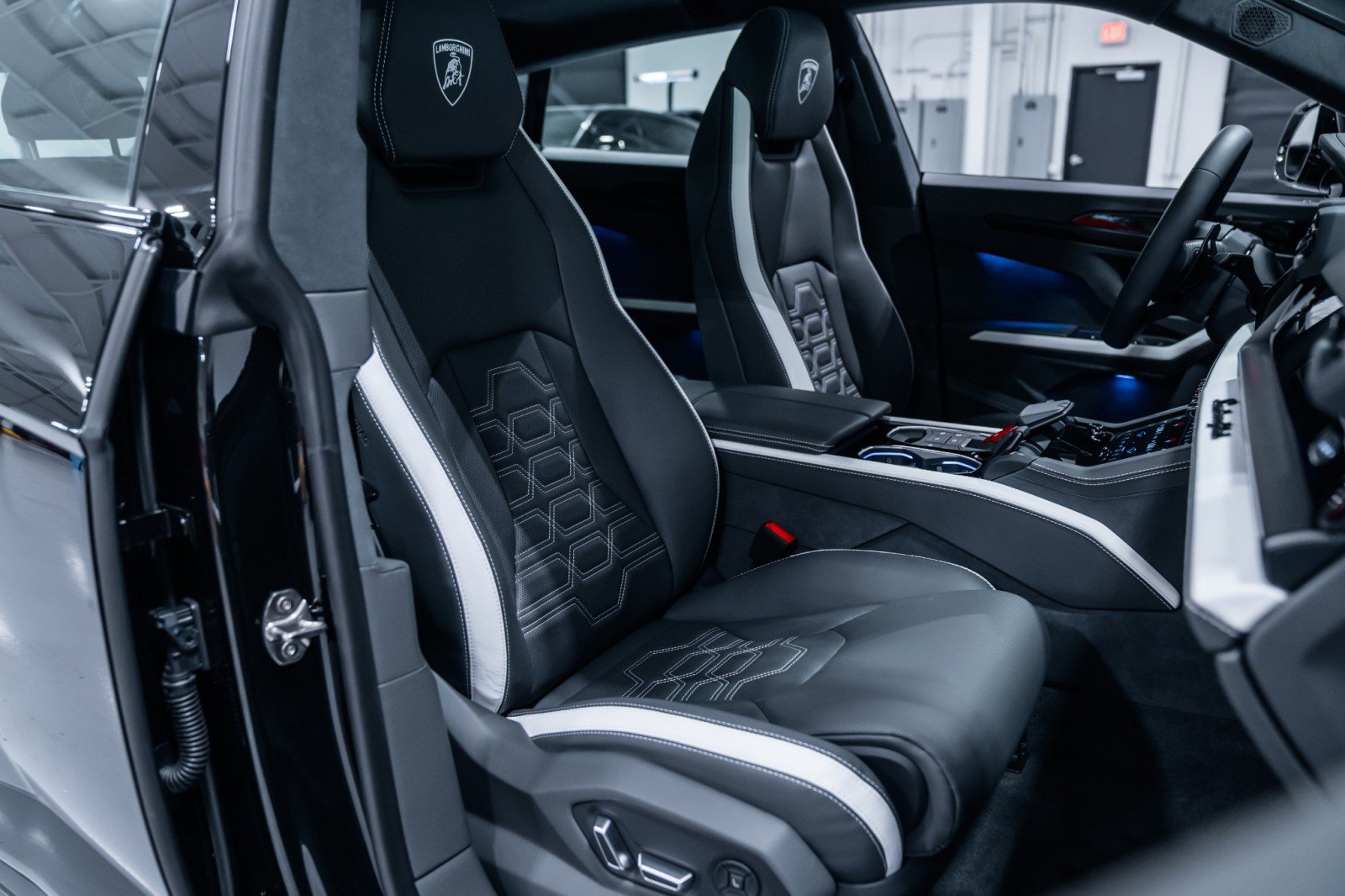 Used 2025 Lamborghini Urus SE image 13