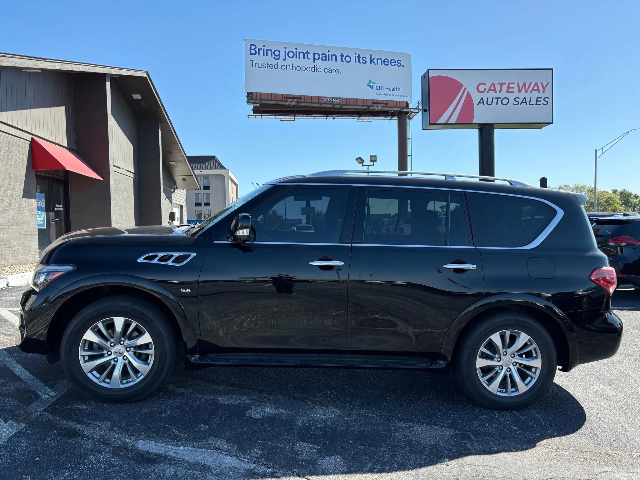 Used 2017 INFINITI QX80 4WD image 2