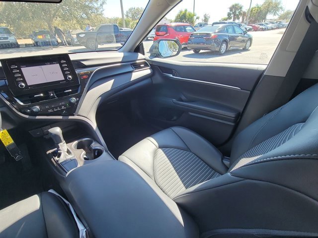 Used 2023 Toyota Camry SE image 3