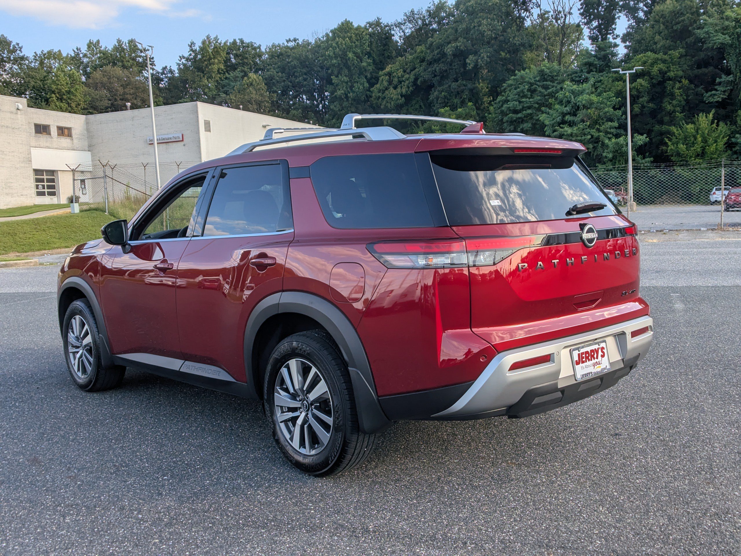 Used 2023 Nissan Pathfinder SL w/ Black Appearance Package AWD/4WD image 7