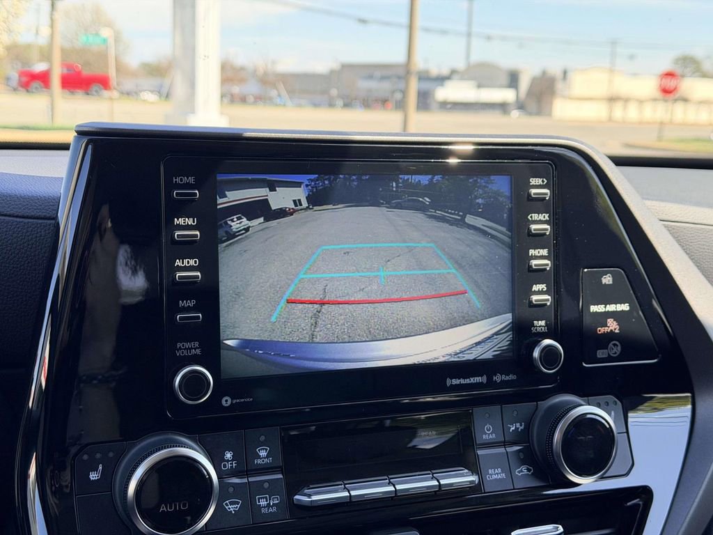 Used 2022 Toyota Highlander XLE image 4