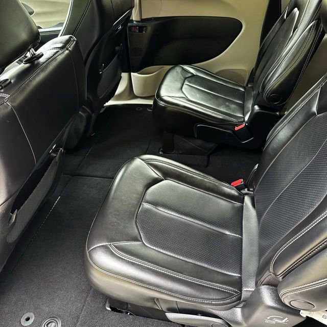 Used 2023 Chrysler Pacifica Touring-L FWD image 15
