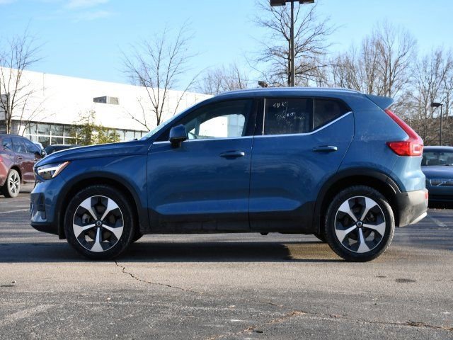 Certified 2025 Volvo XC40 B5 Plus AWD/4WD image 4