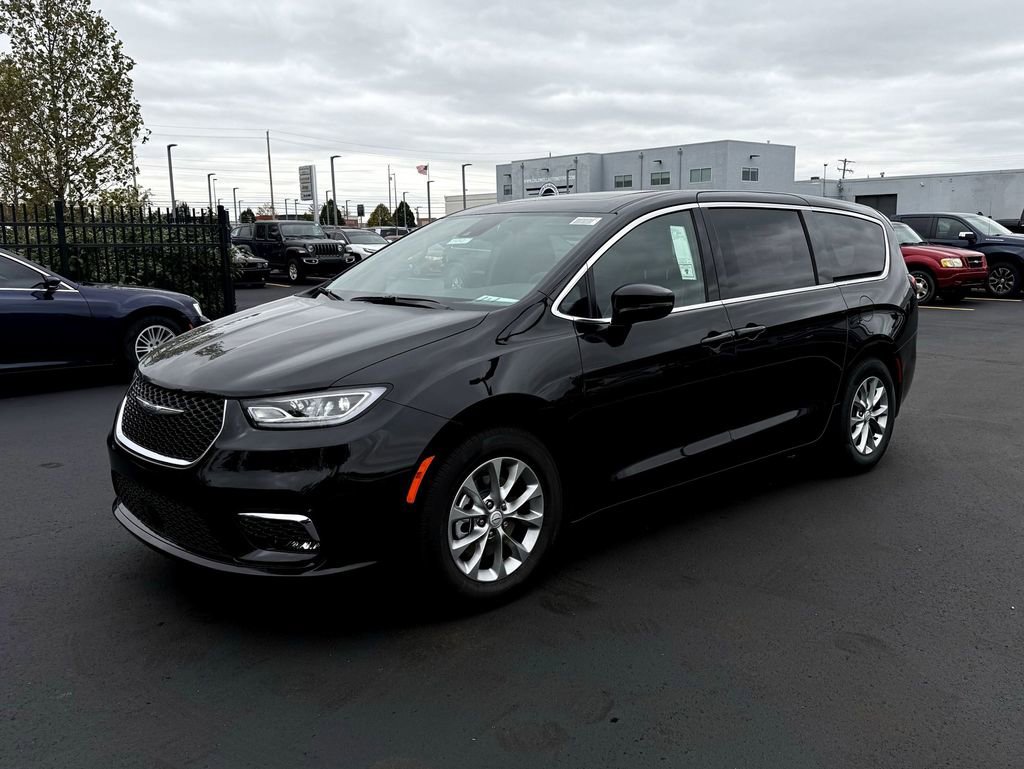 New 2026 Chrysler Pacifica Limited image 3