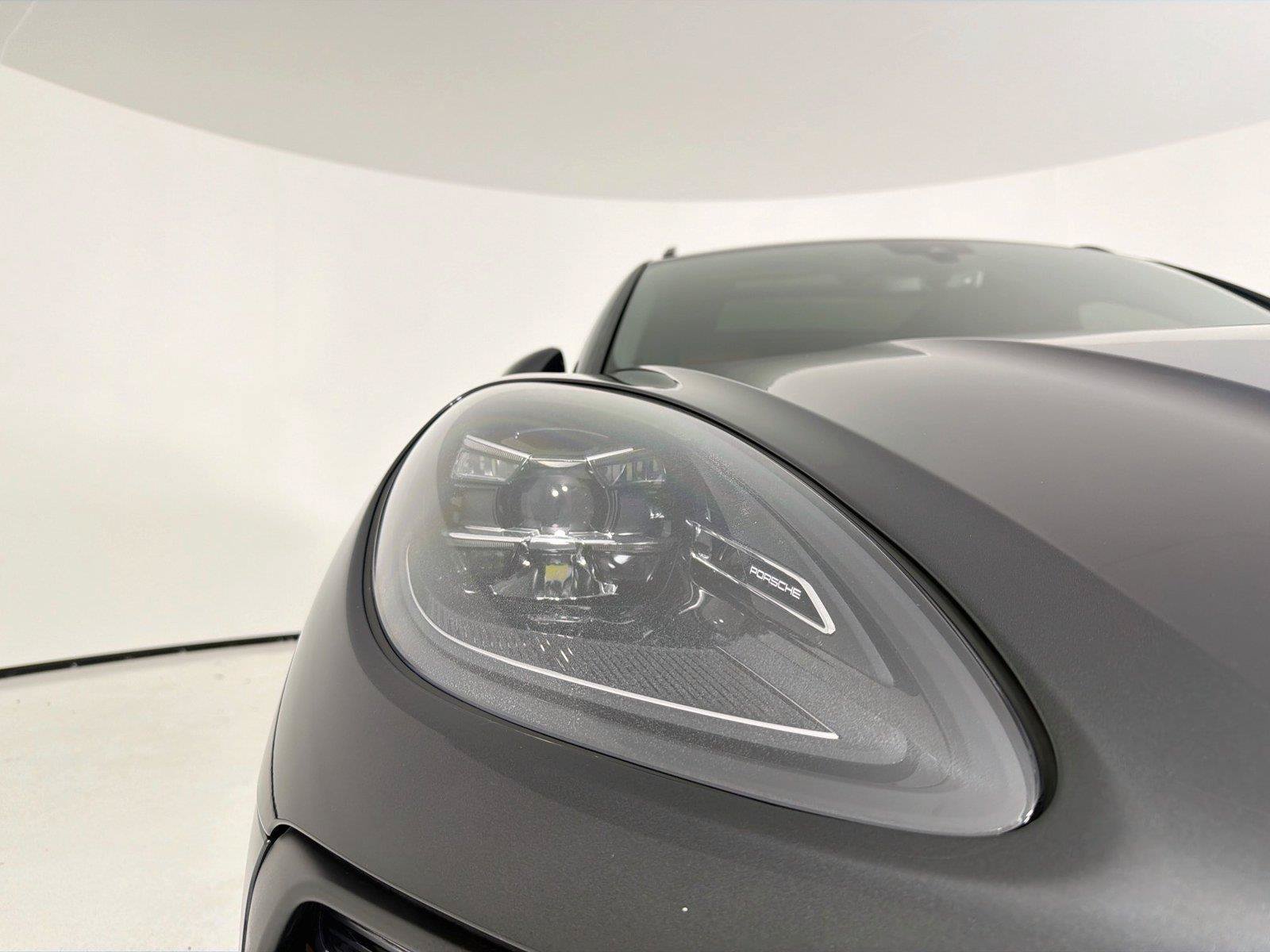 Certified 2024 Porsche Macan AWD/4WD image 33