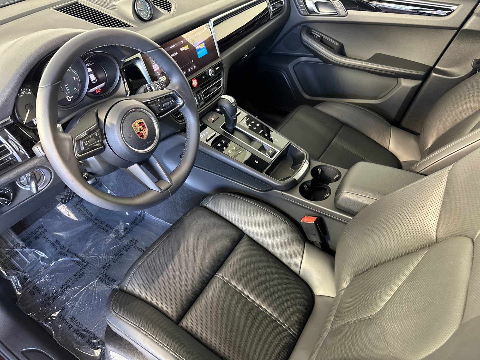 Certified 2026 Porsche Macan AWD/4WD image 4