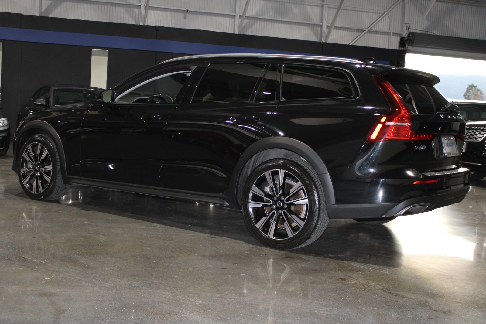 Used 2021 Volvo V60 T5 Cross Country w/ Climate Package image 7