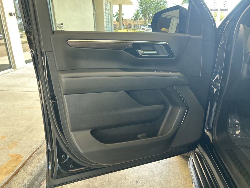 Used 2025 Chevrolet Suburban LS RWD image 40