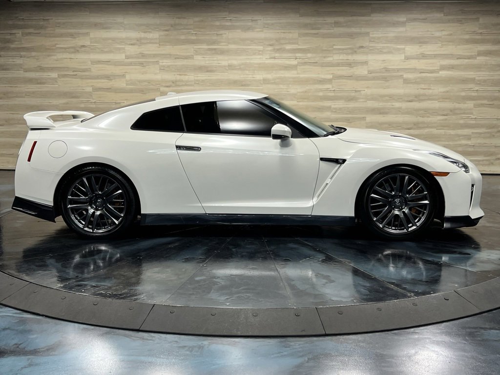 Used 2017 Nissan GT-R Premium image 25