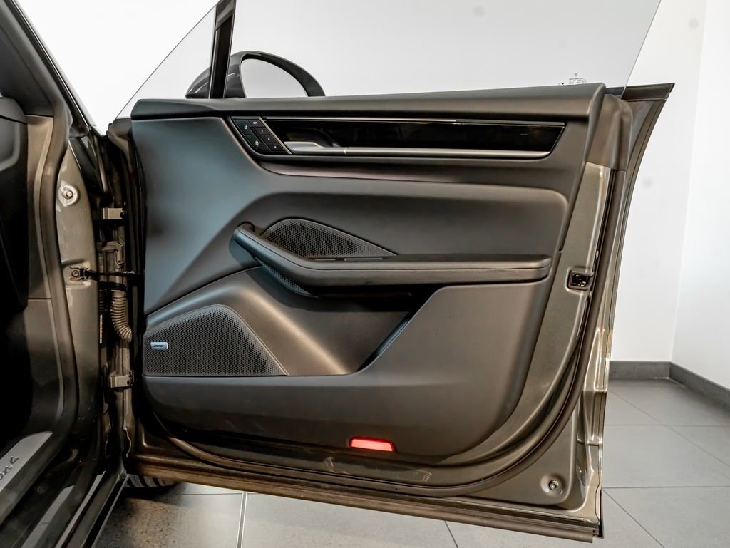 Certified 2024 Porsche Macan 4 Electric image 27