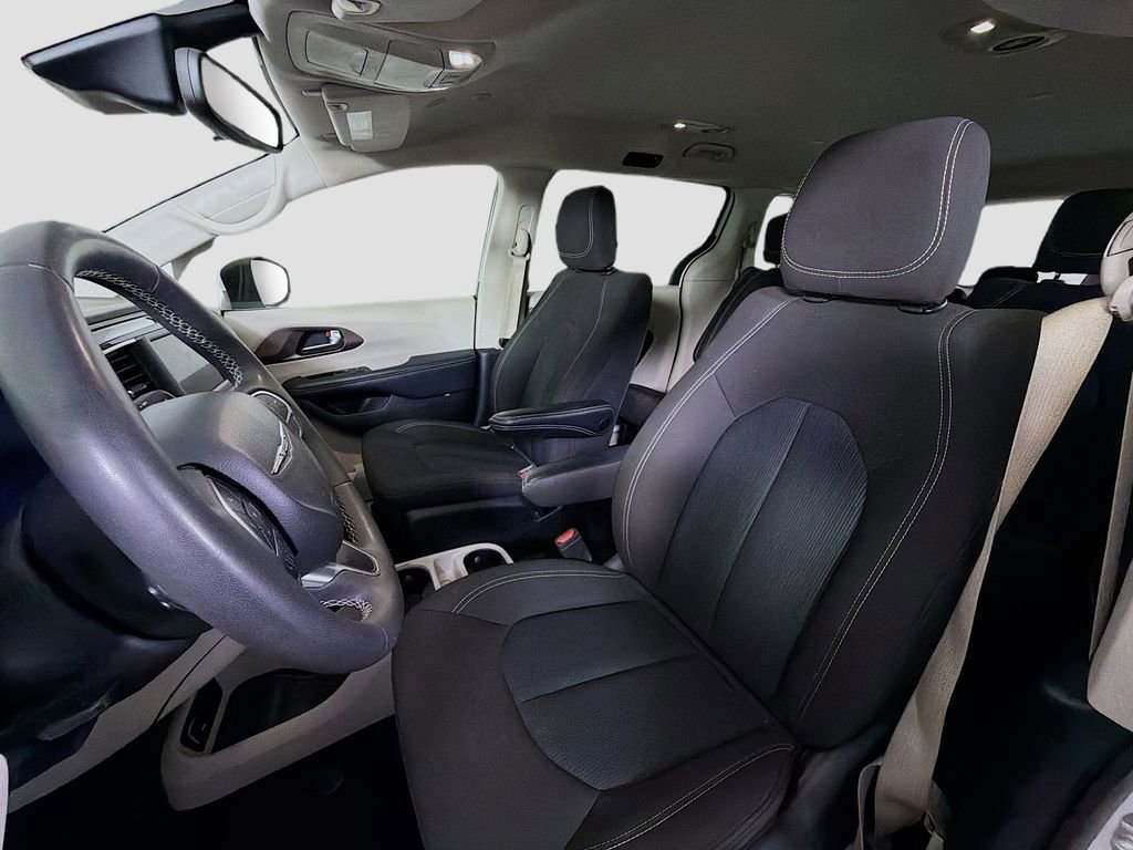 Used 2023 Chrysler Voyager LX image 13