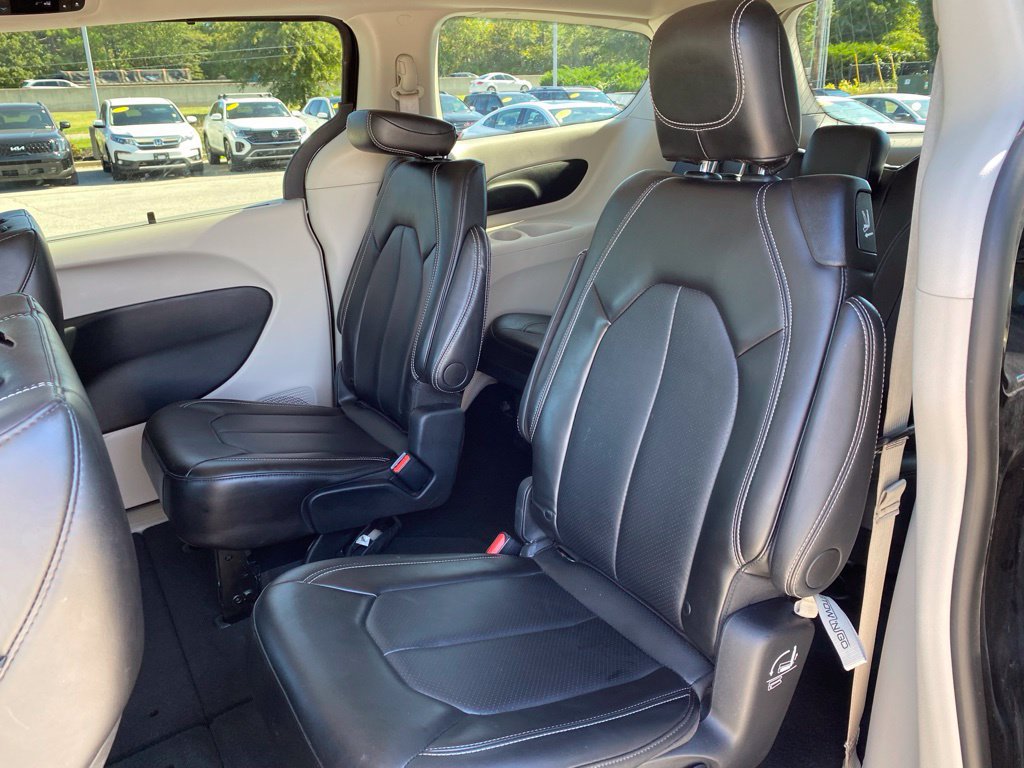 Used 2024 Chrysler Pacifica Touring-L FWD image 24