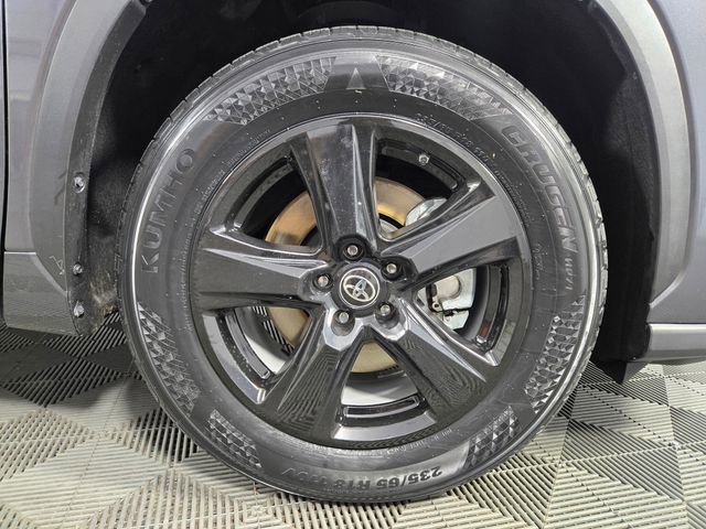 Used 2024 Toyota Highlander LE FWD image 10