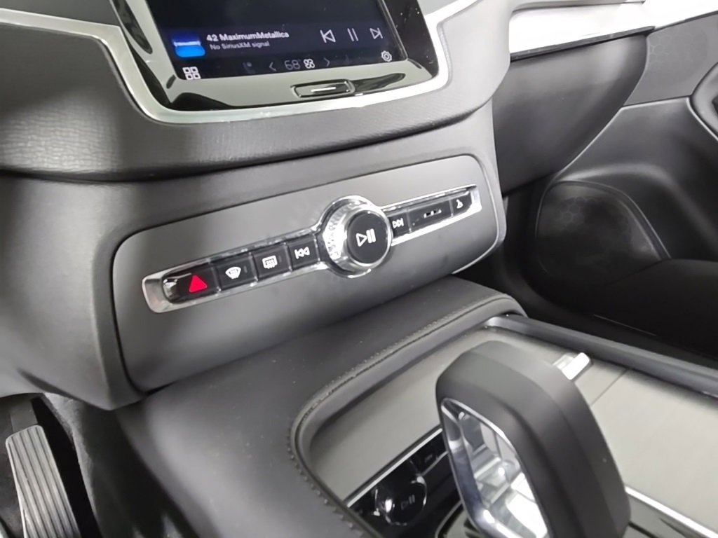 Certified 2024 Volvo XC90 B5 Core w/ Protection Package Premier image 24