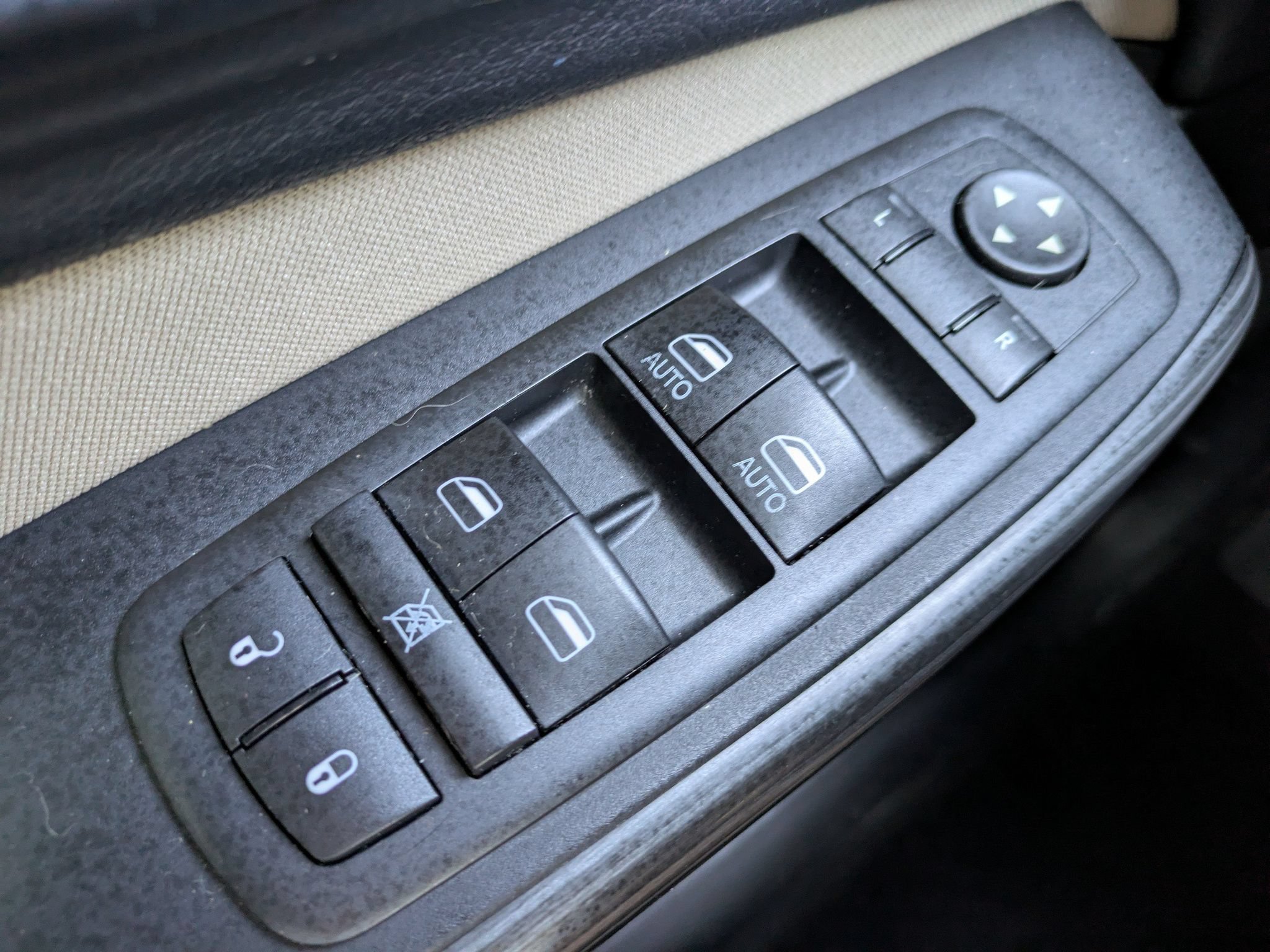 Used 2015 Jeep Cherokee Latitude w/ Cold Weather Group AWD/4WD image 24