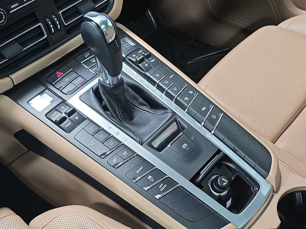 Used 2021 Porsche Macan AWD/4WD image 20