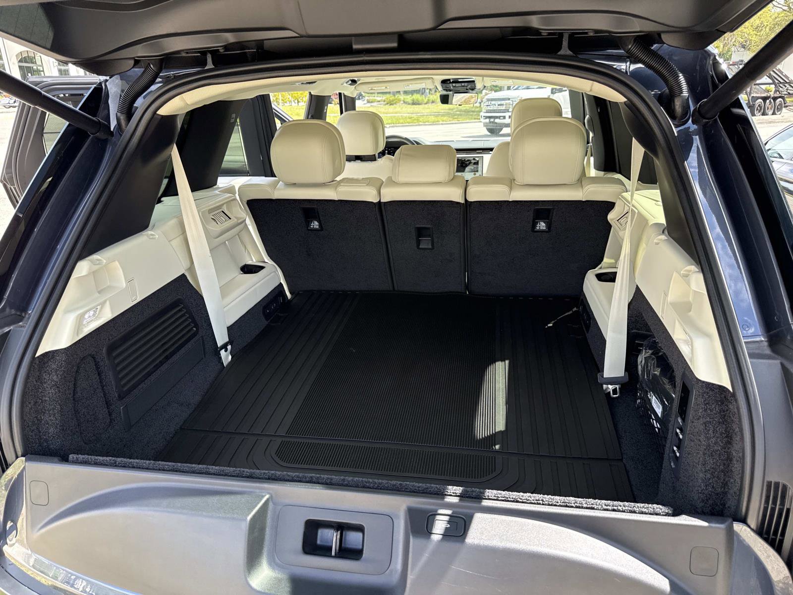 Used 2026 Land Rover Range Rover Long Wheelbase SE image 10