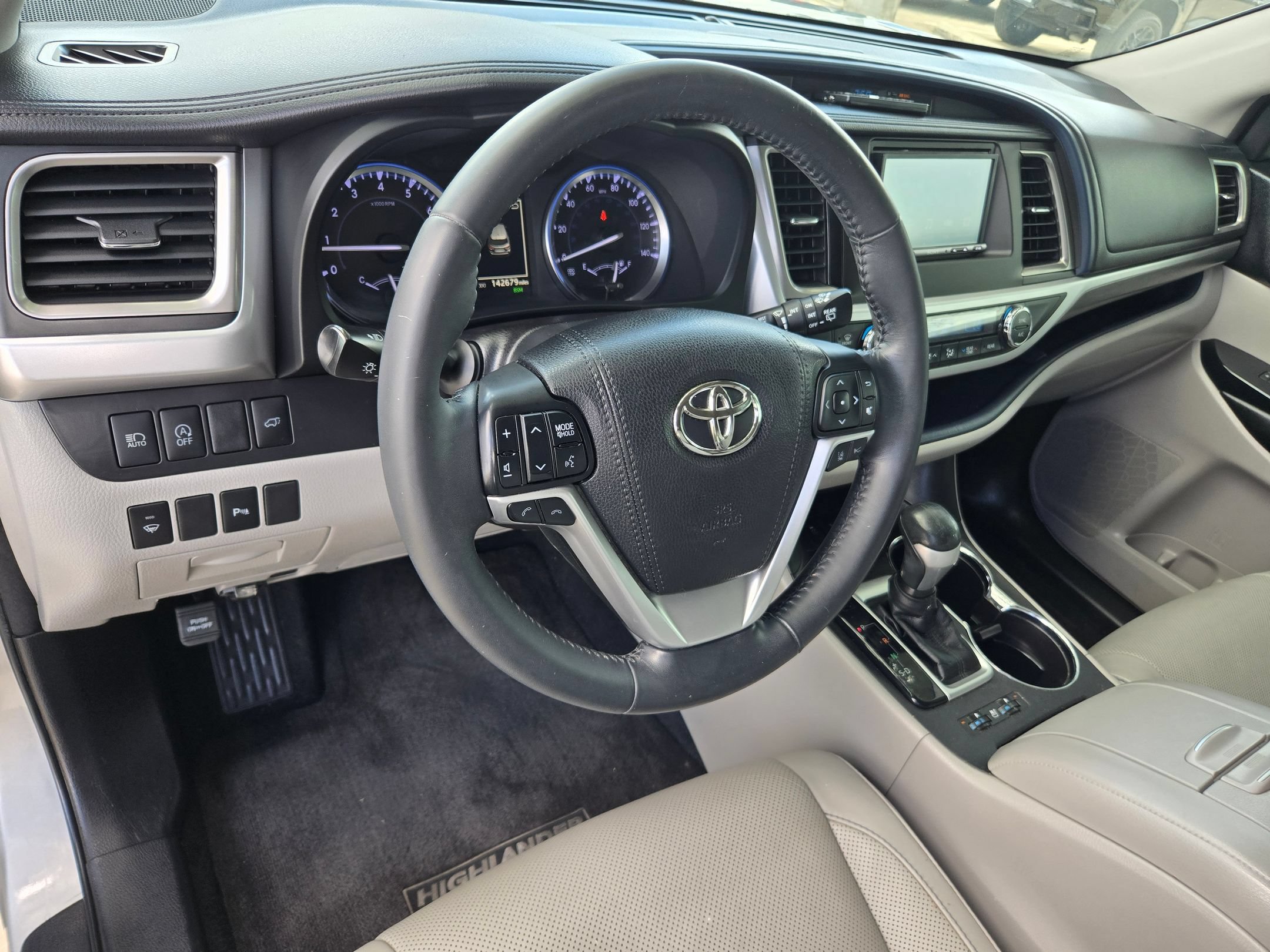 Used 2018 Toyota Highlander Limited w/ Carpet Mat Package (TMS) AWD/4WD image 10