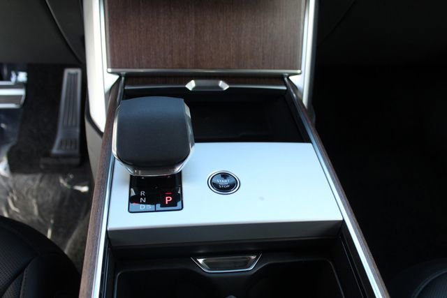 Used 2025 Land Rover Range Rover SE image 13