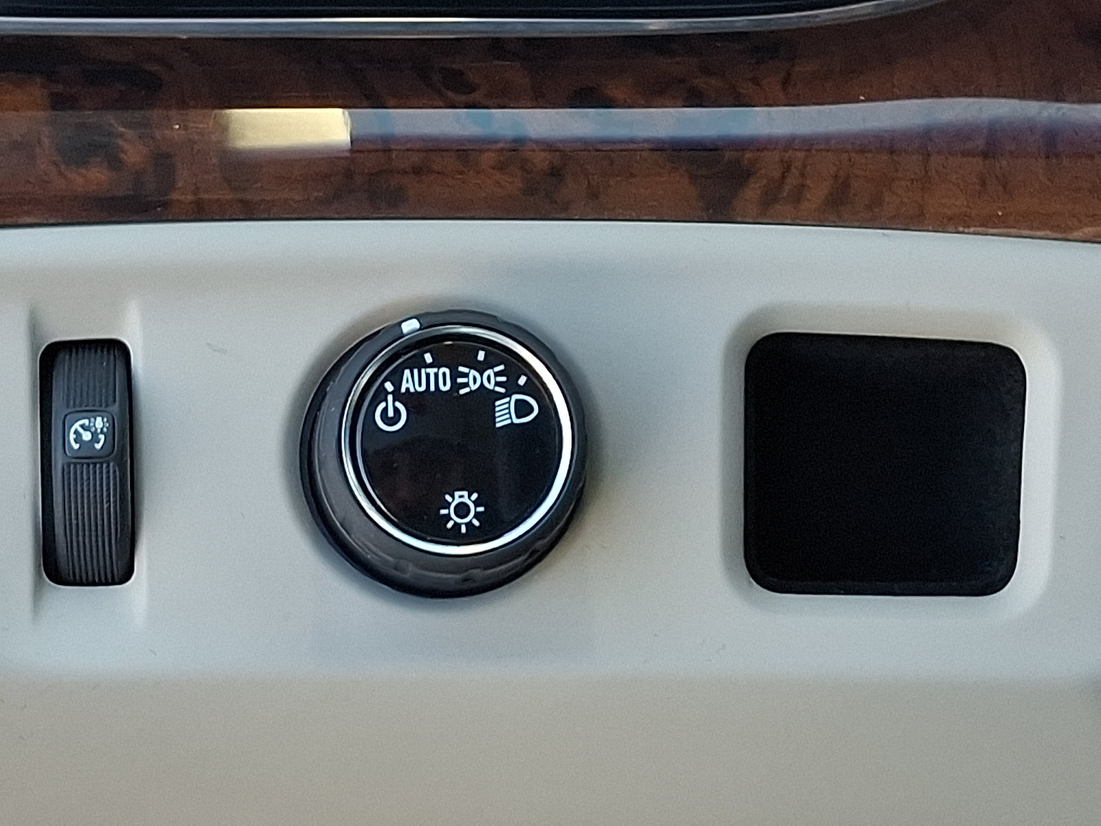 Used 2015 Cadillac Escalade Luxury RWD image 25