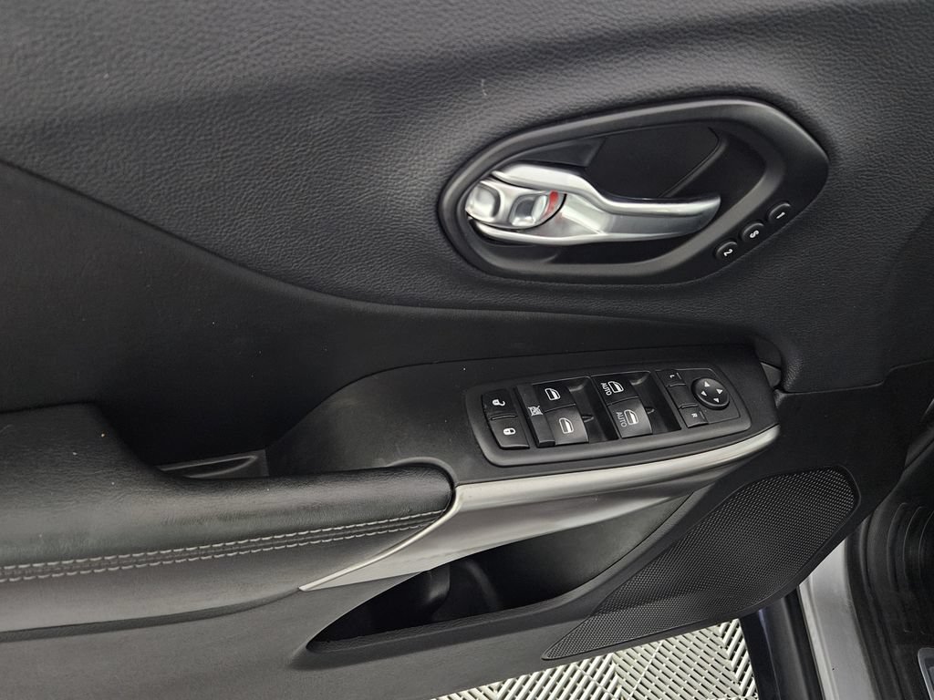 Used 2019 Jeep Cherokee Limited FWD image 24