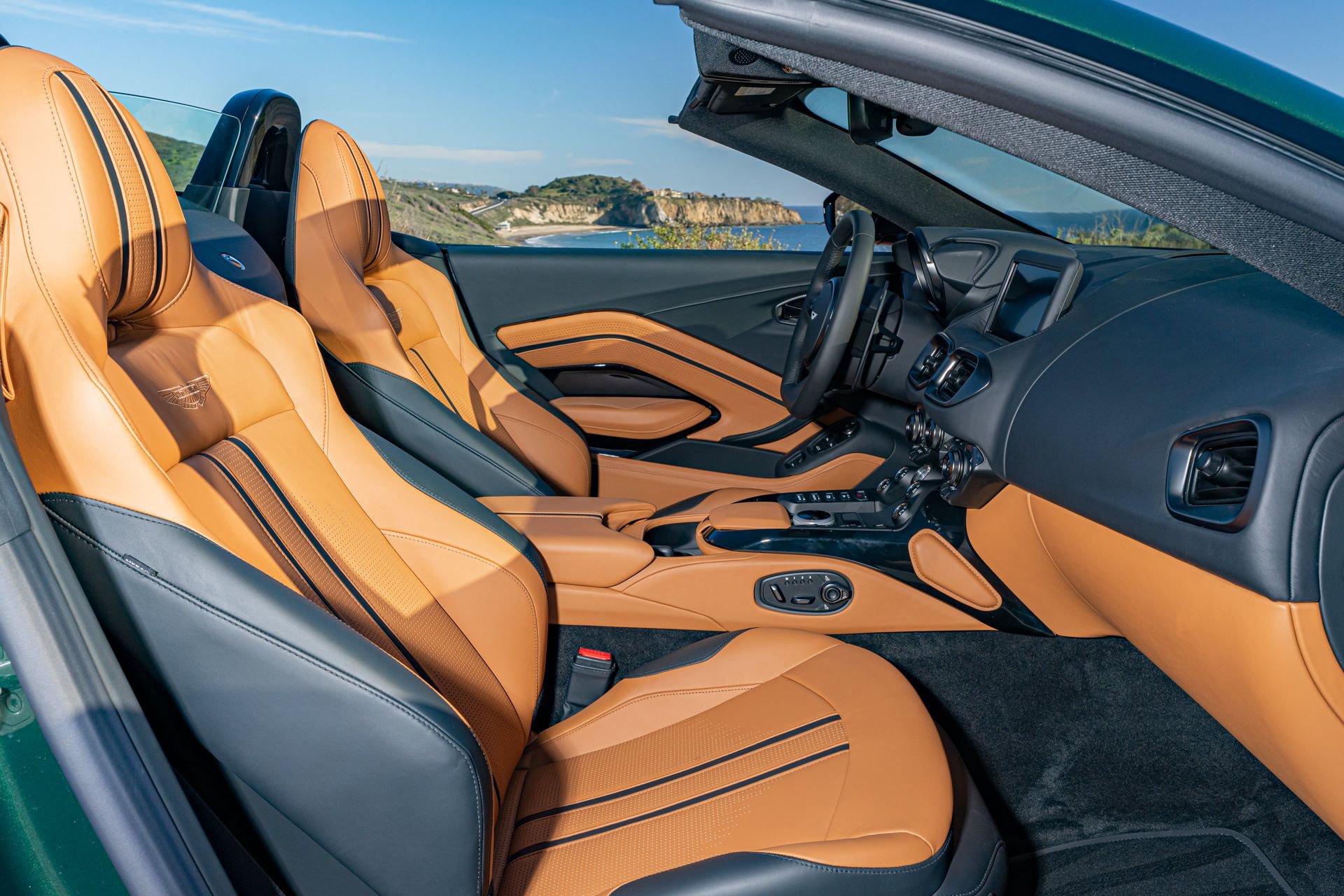 Used 2023 Aston Martin V8 Vantage Roadster image 17