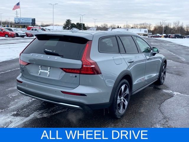 Used 2025 Volvo V60 B5 Cross Country Plus image 4