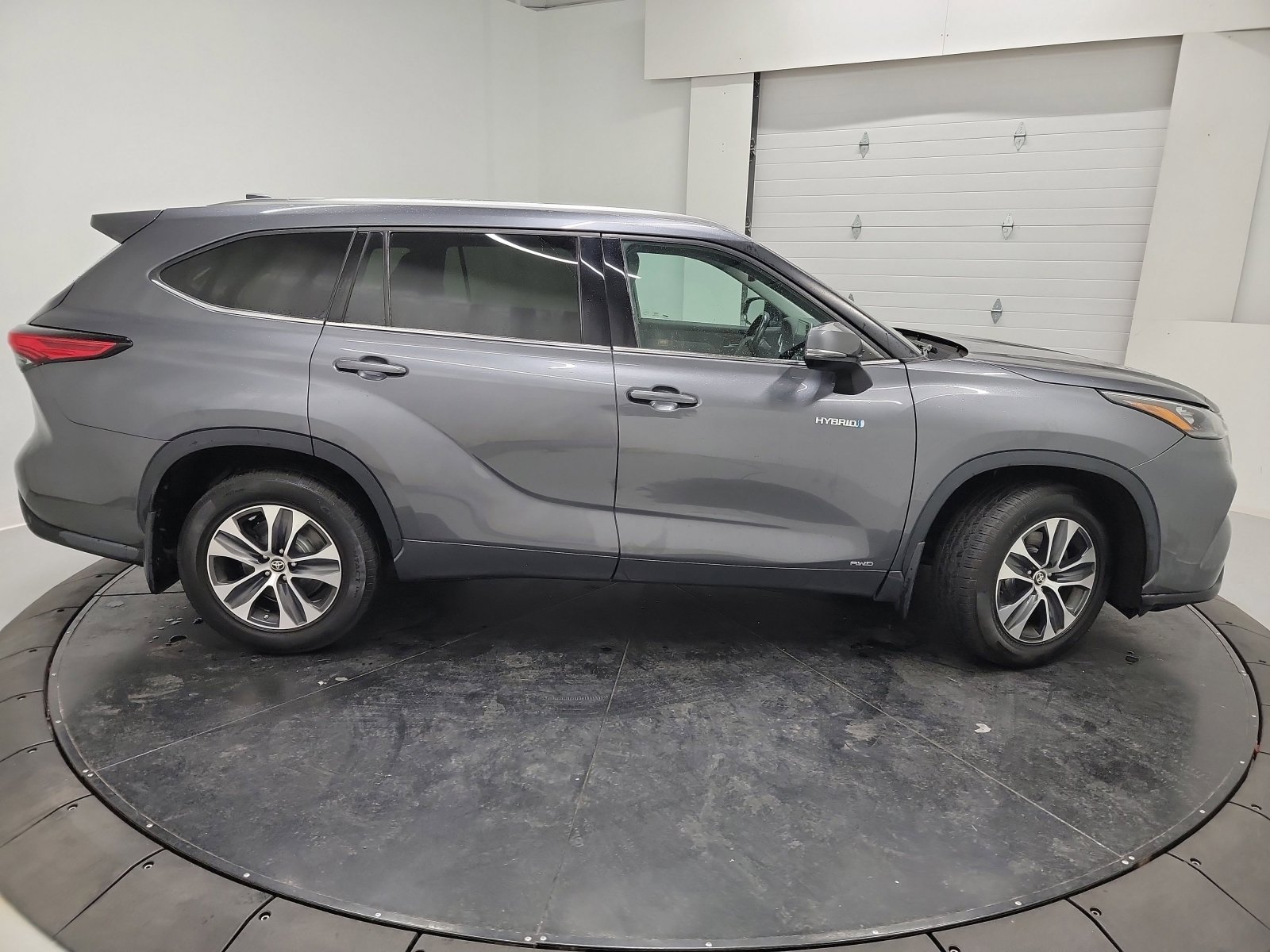 Used 2020 Toyota Highlander XLE AWD/4WD image 11