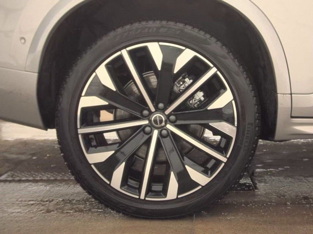 Used 2025 Volvo XC90 B6 Plus image 21