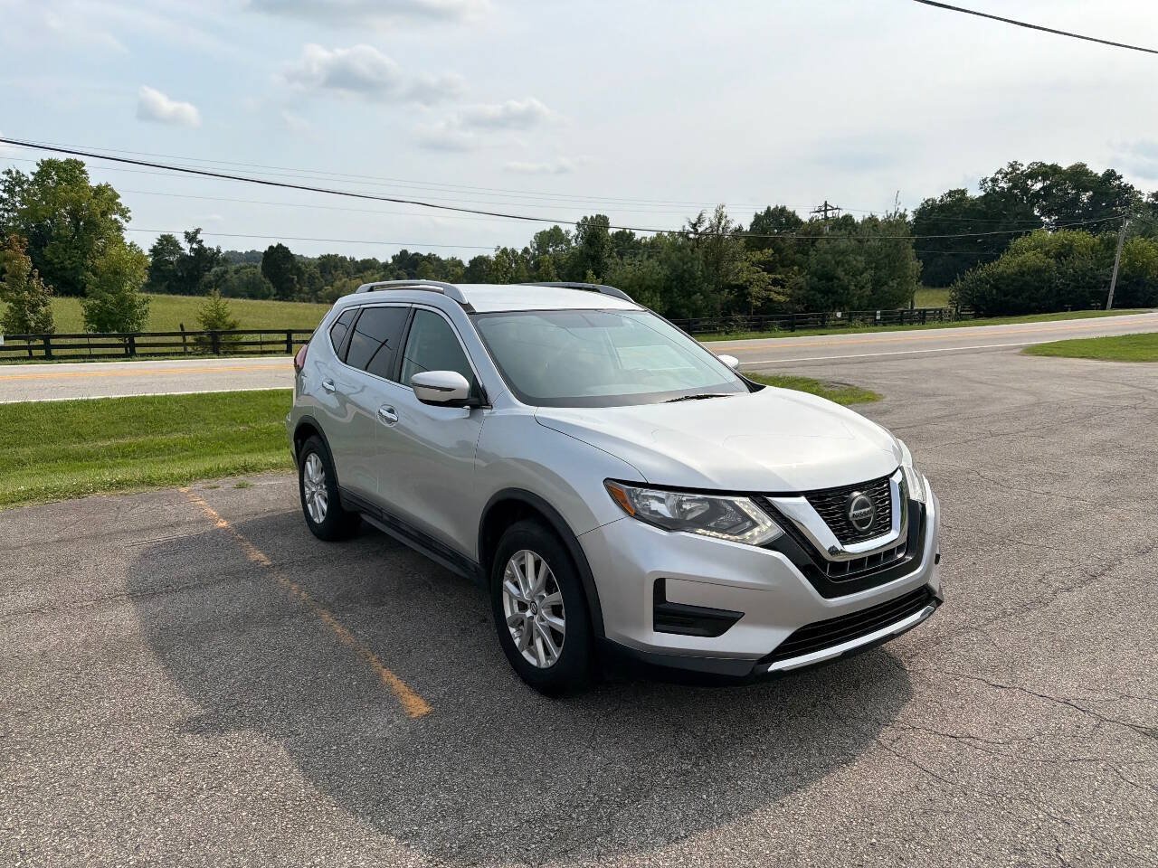 Used 2018 Nissan Rogue SV FWD image 2