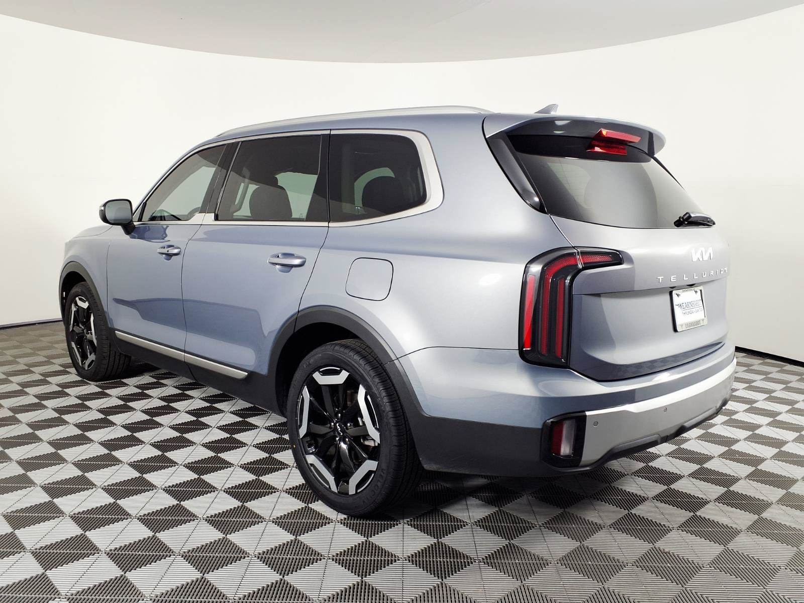 Used 2023 Kia Telluride EX w/ EX Captain's Chair Package FWD image 6