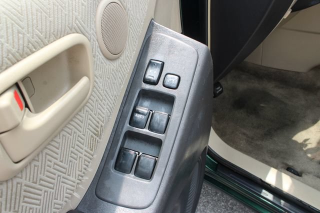 Used 2001 Toyota Highlander 2WD w/ Quick-Order Pkg image 11