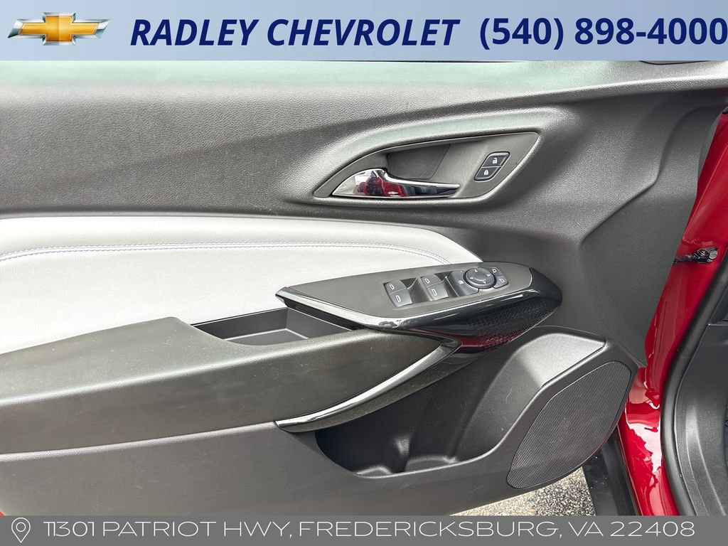Used 2025 Chevrolet Trax LT FWD image 9
